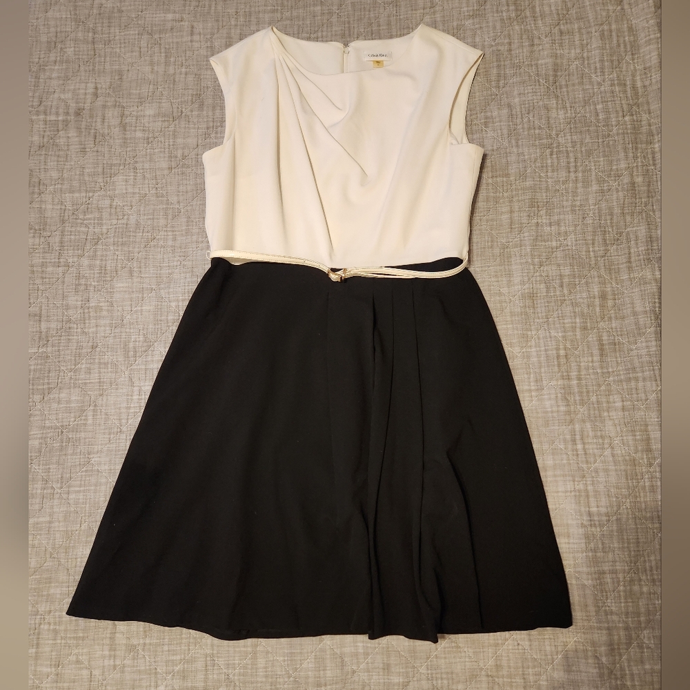Calvin Klein Two Tone Back And White Pleated Dress With Belt - Size 14